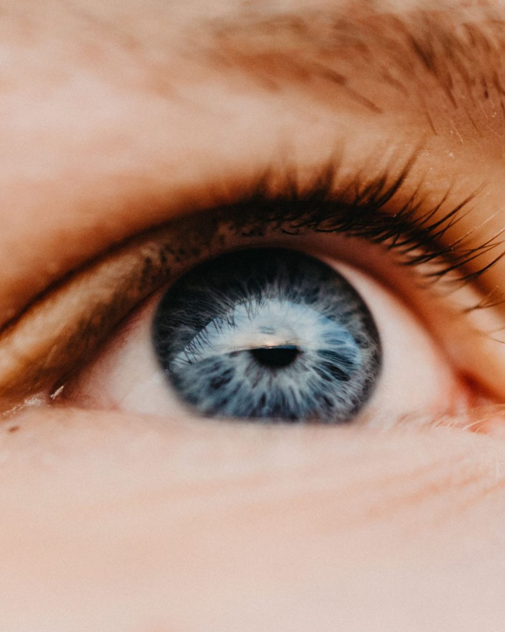 Gros plan sur un œil, la vigilance permanente de la personne qui vit avec un TOC