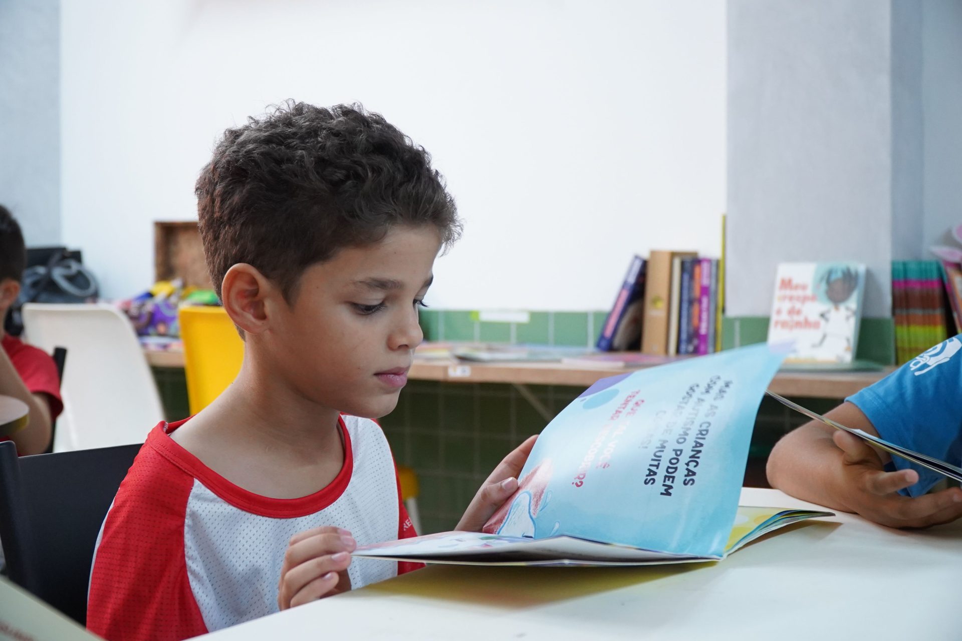 Garçon plongé dans un livre d'images, quand l'imaginaire devient refuge
