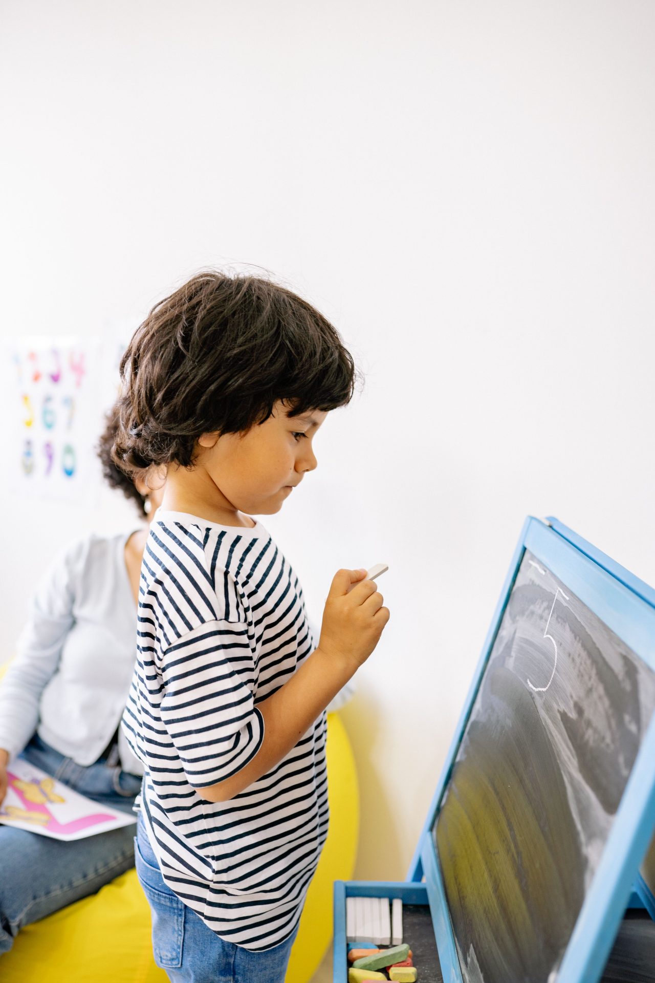 Élève debout devant le tableau, en classe
