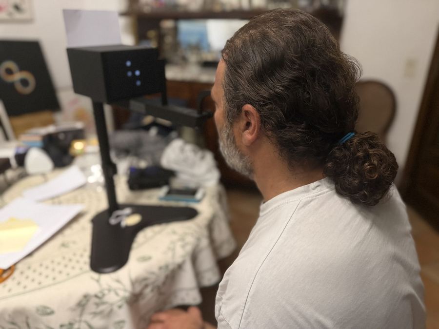 Un adulte en séance de diploscope chez lui
