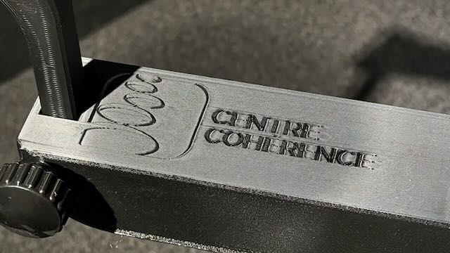 Bras de diploscope gravé au logo des Centres Cohérence