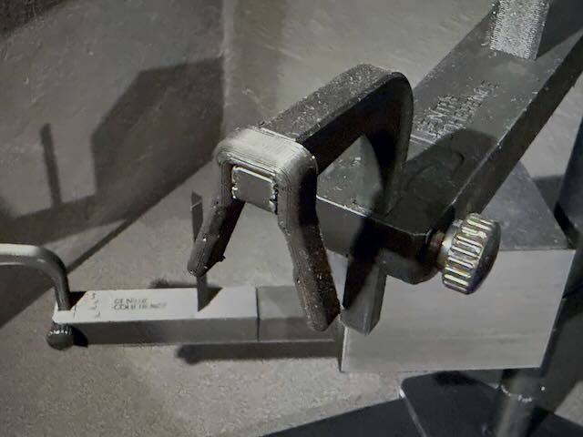 Fixation du diploscope au bord de la table, détail