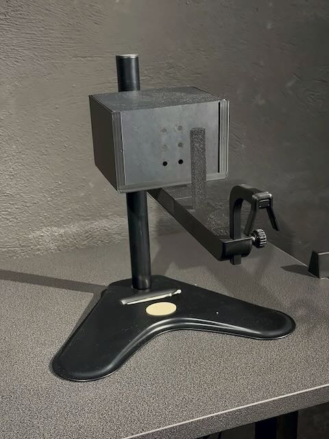 Diploscope vu de face avec sa plaque perforée, sur fond gris