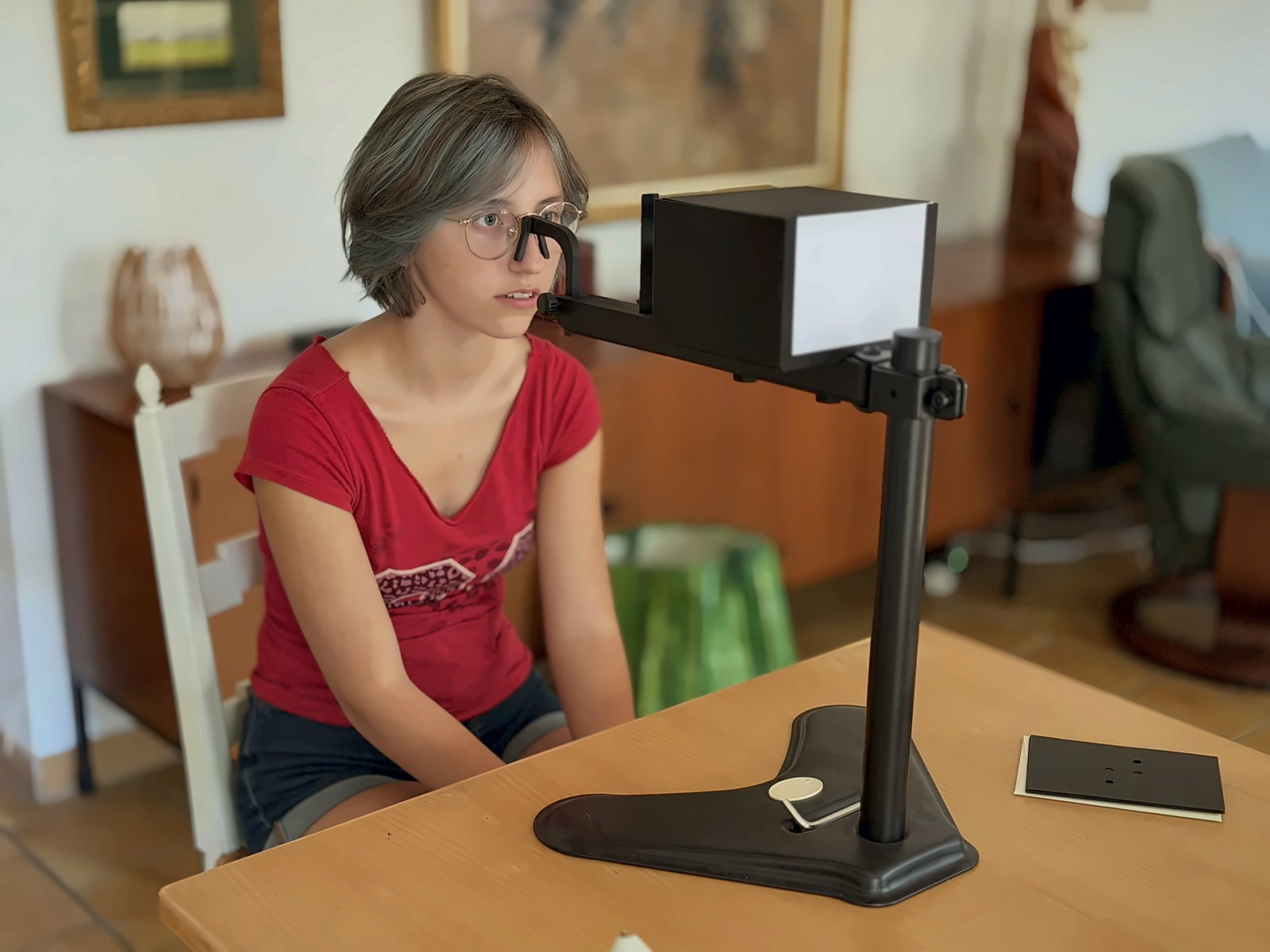Séance de diploscope à domicile, sur la table de la salle à manger