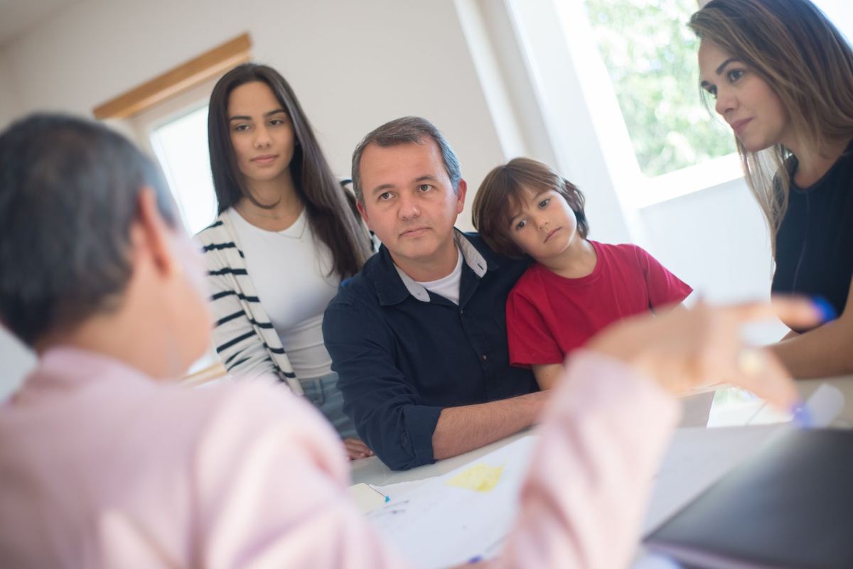 Une famille en échange avec un praticien avant un accompagnement en orthodiplopie