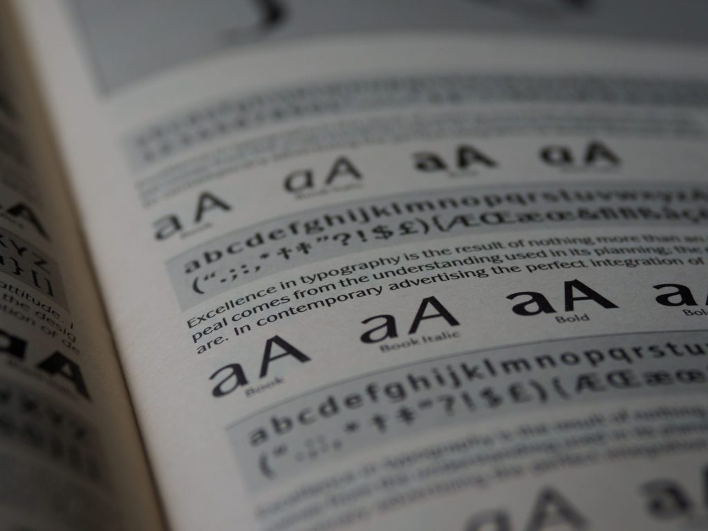 Dysorthographie : enfant qui écrit ses devoirs dans un cahier
