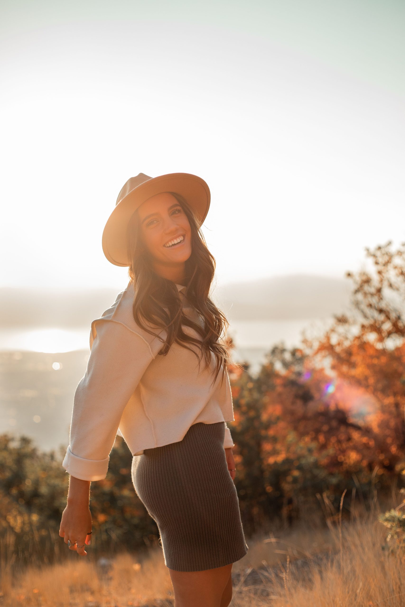 Femme souriante au soleil d'automne, en extérieur