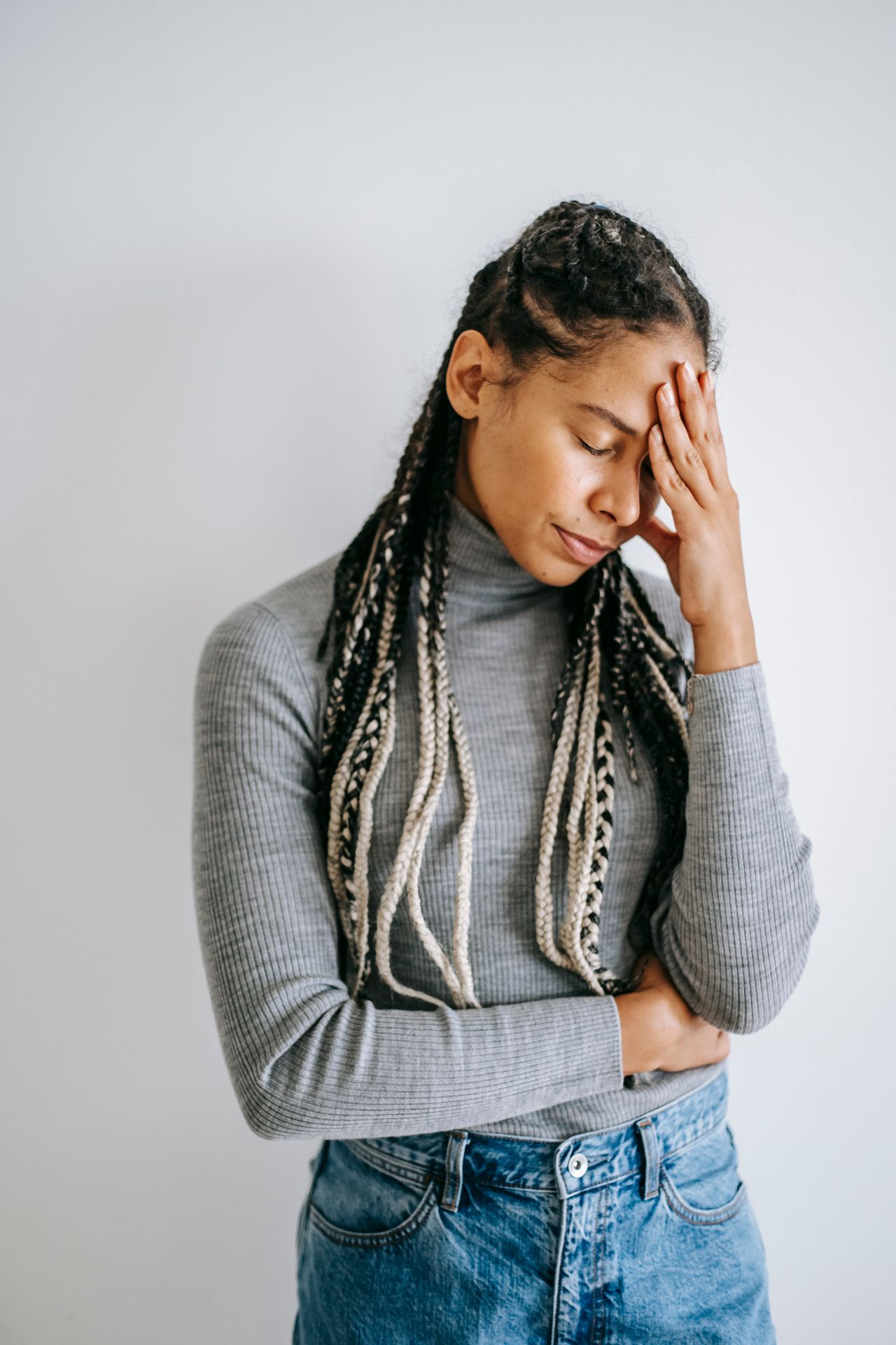 Jeune femme tendue, la main sur le front