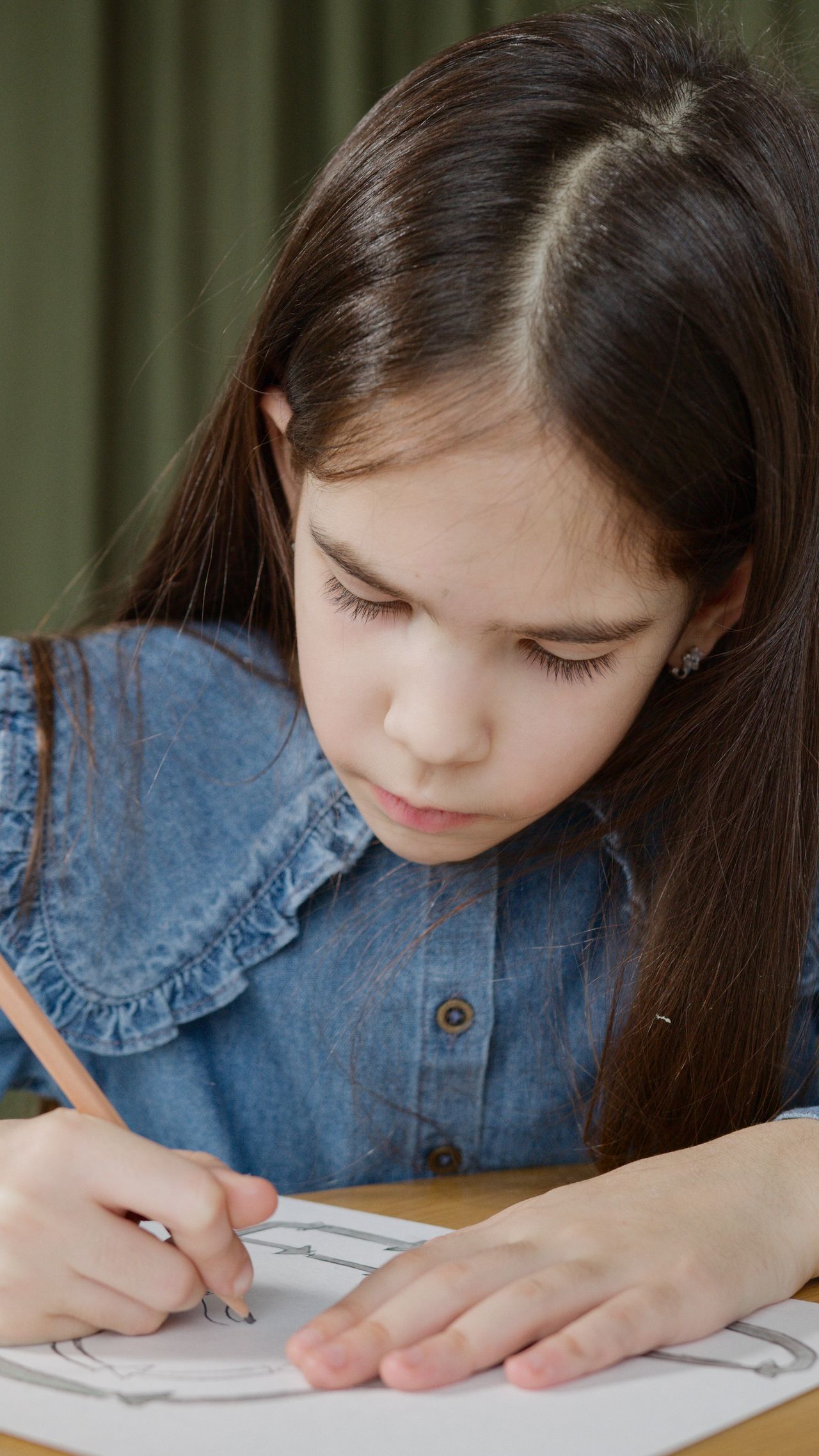 Jeune fille concentrée qui écrit dans son cahier