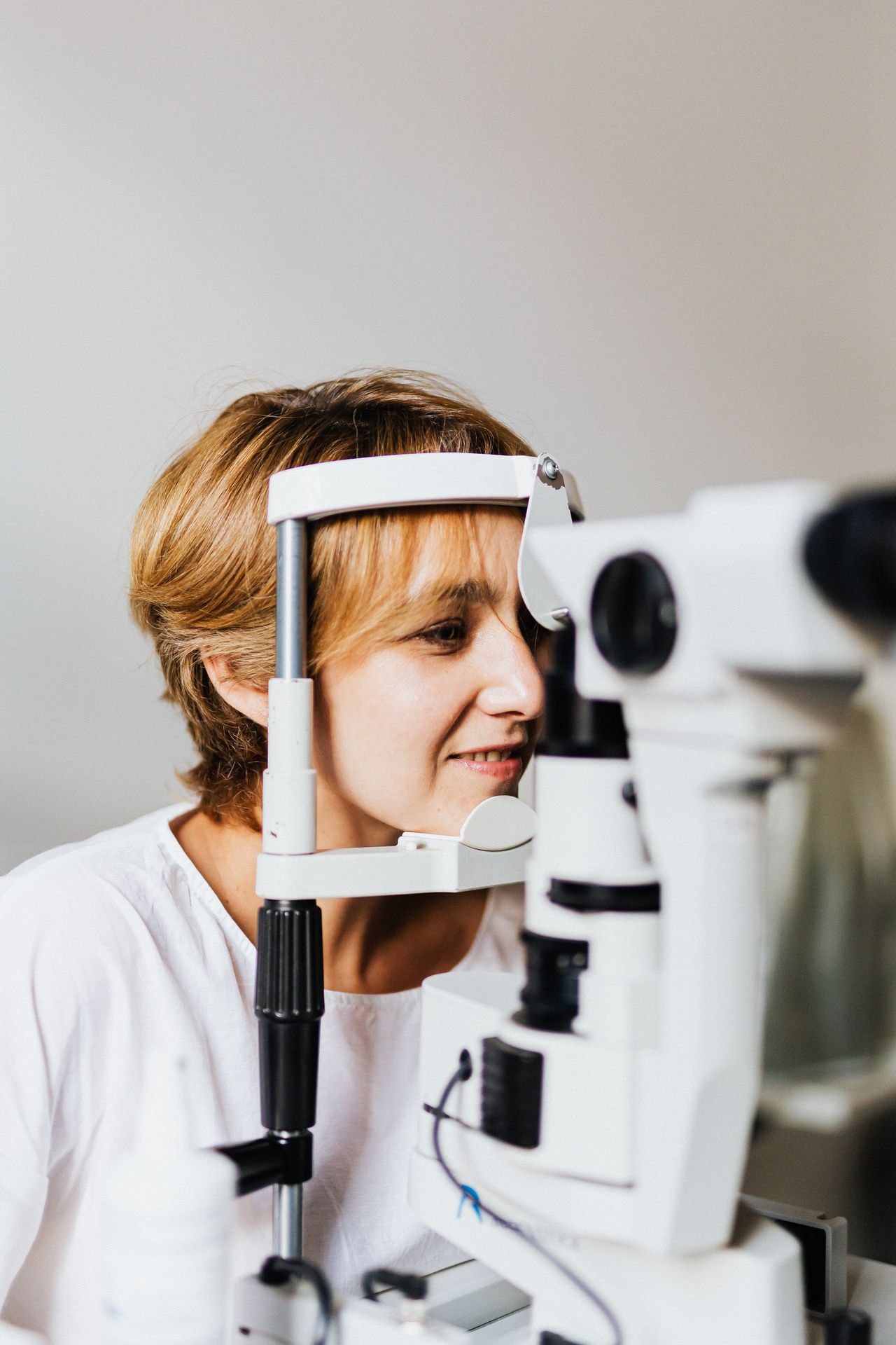 Femme pendant un examen des yeux chez l'ophtalmologiste