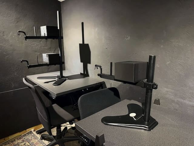 Salle de séance d'un Centre Cohérence, deux postes de diploscope